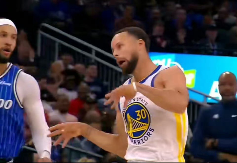 库里这是咋了？被阿耶莎绿了心理被摧毁，还是得了禽流感没好？？？