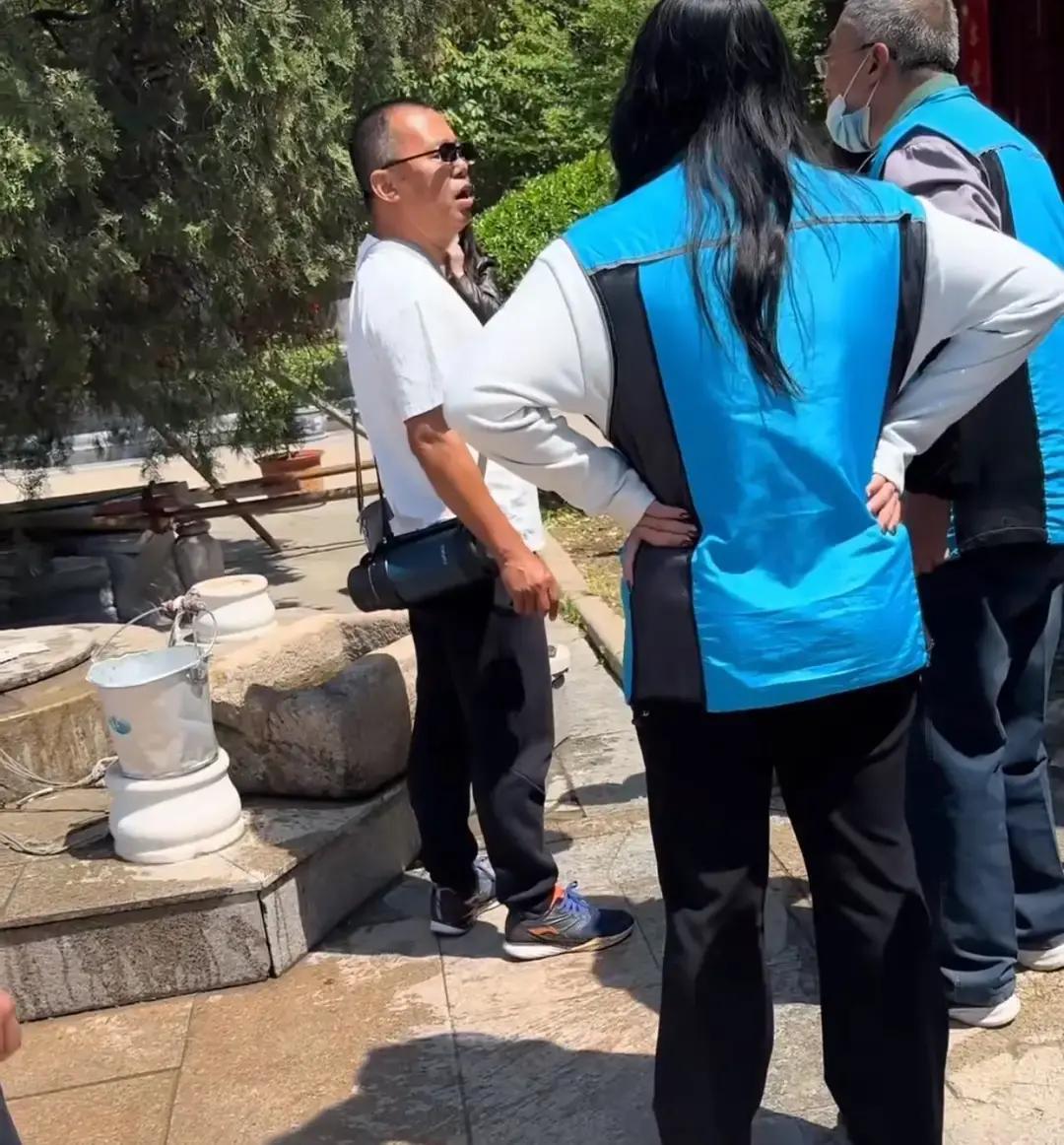 5月1日青岛灵珠山菩提寺，一位白衣男子带着儿子要用井水洗手，走到井边要打水，但桶