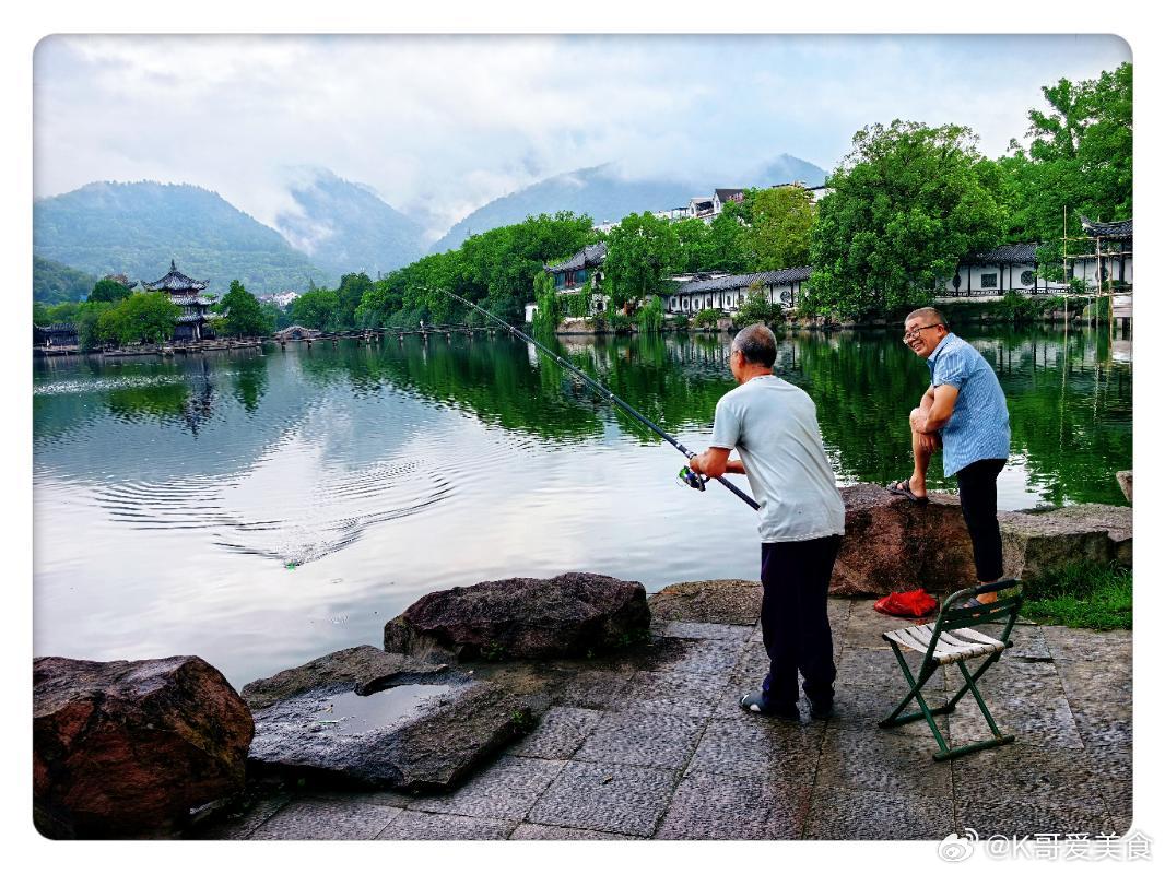 起的比浙江人早除了我之外应该也没多少游客能做到，围着崇和门看了10几圈儿，然后溜