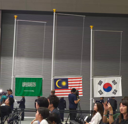 粉丝投稿：额这是亚运会的电竞场馆吗？所有比赛都在这边参赛？加上图三这个升旗仪式，