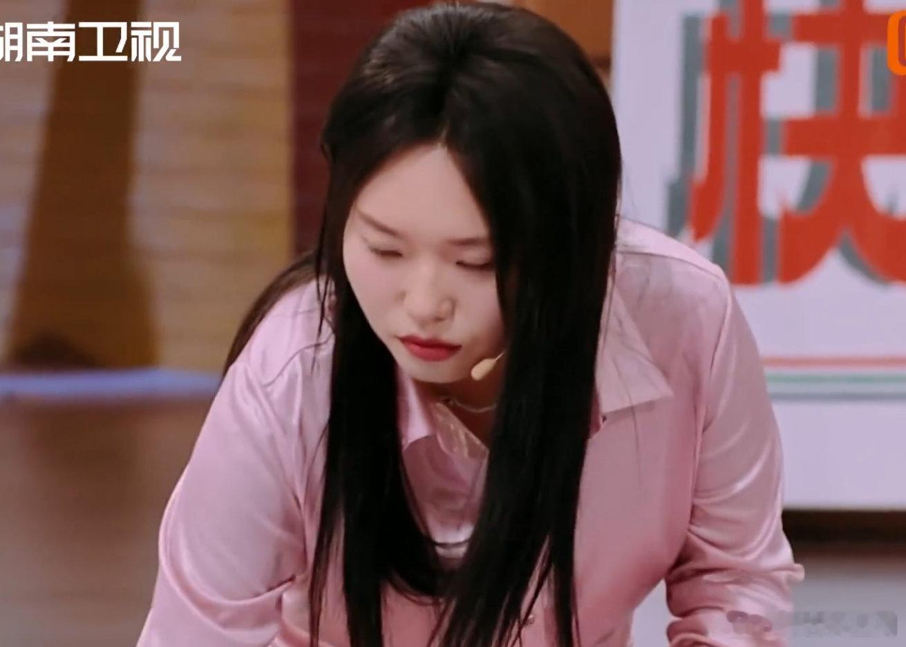 丁程鑫李雪琴一组动作演出所有词是谁在屏幕前疯狂截屏？是我！李雪琴甩手那下丁程鑫立