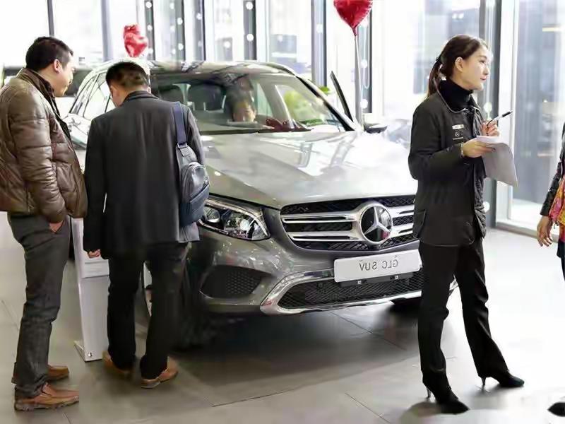 我朋友今年42岁，月入5万，存款7位数。
结果你猜他买了什么车？
一台10万出头