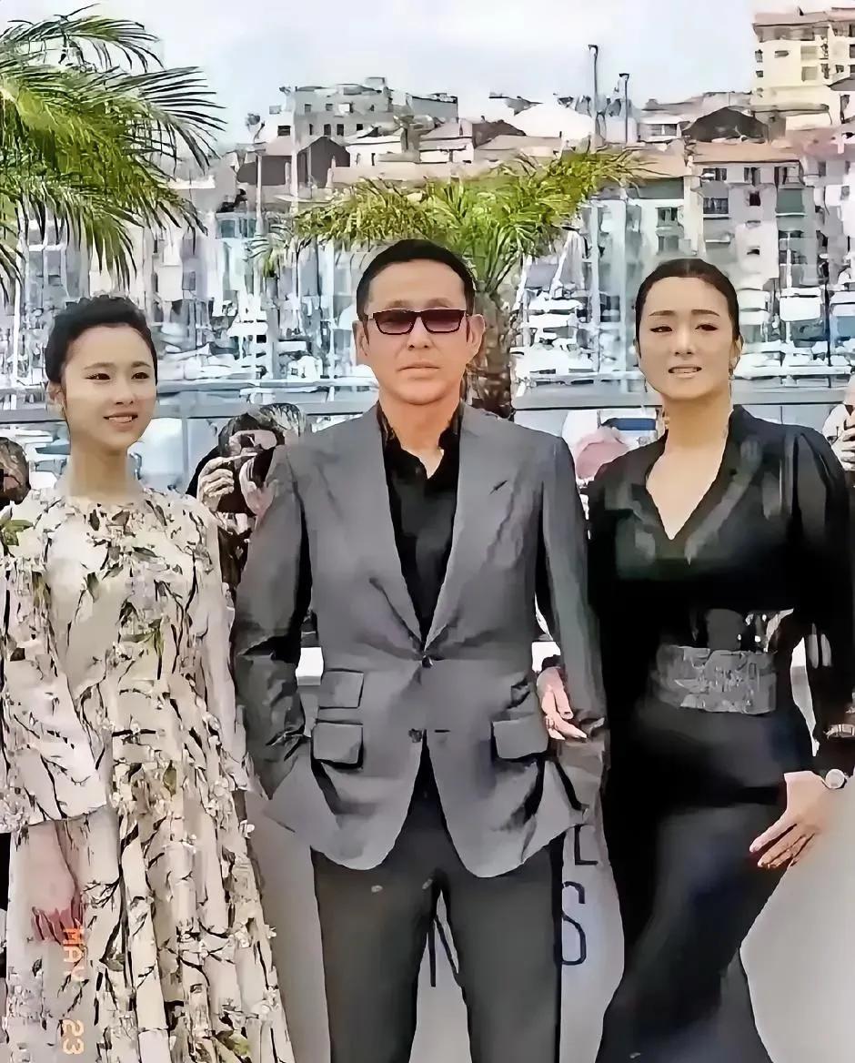 女演员中，只有巩俐敢这样挎着陈道明的胳膊一起合影吧？陈道明的清高是有名的，和他一