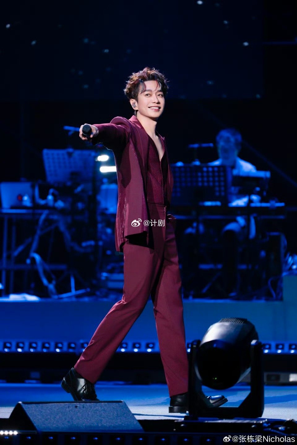 张栋梁现场给歌迷扫码转账 刷到张栋梁给歌迷扫码转账，一个个面对面发红包。这种被偶