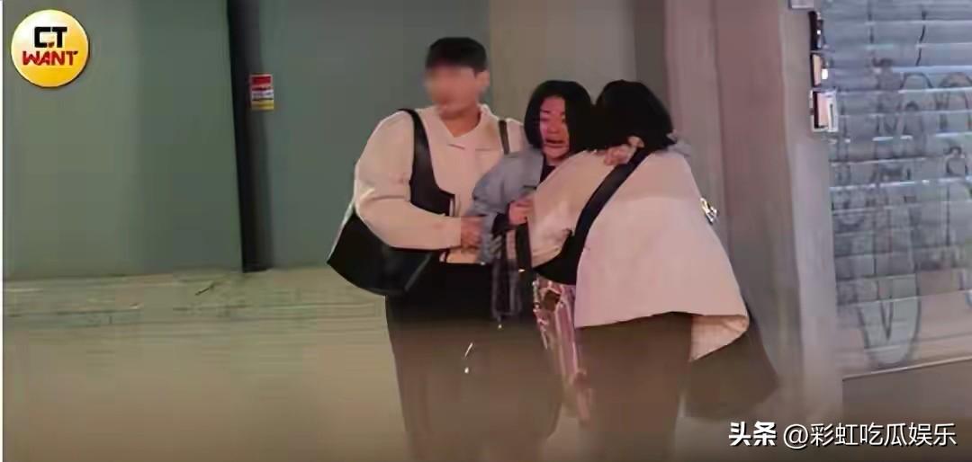 小S回应深夜崩溃大哭，不是因为婚姻压力而是因为录节目的时候好友准备了惊喜，突然特