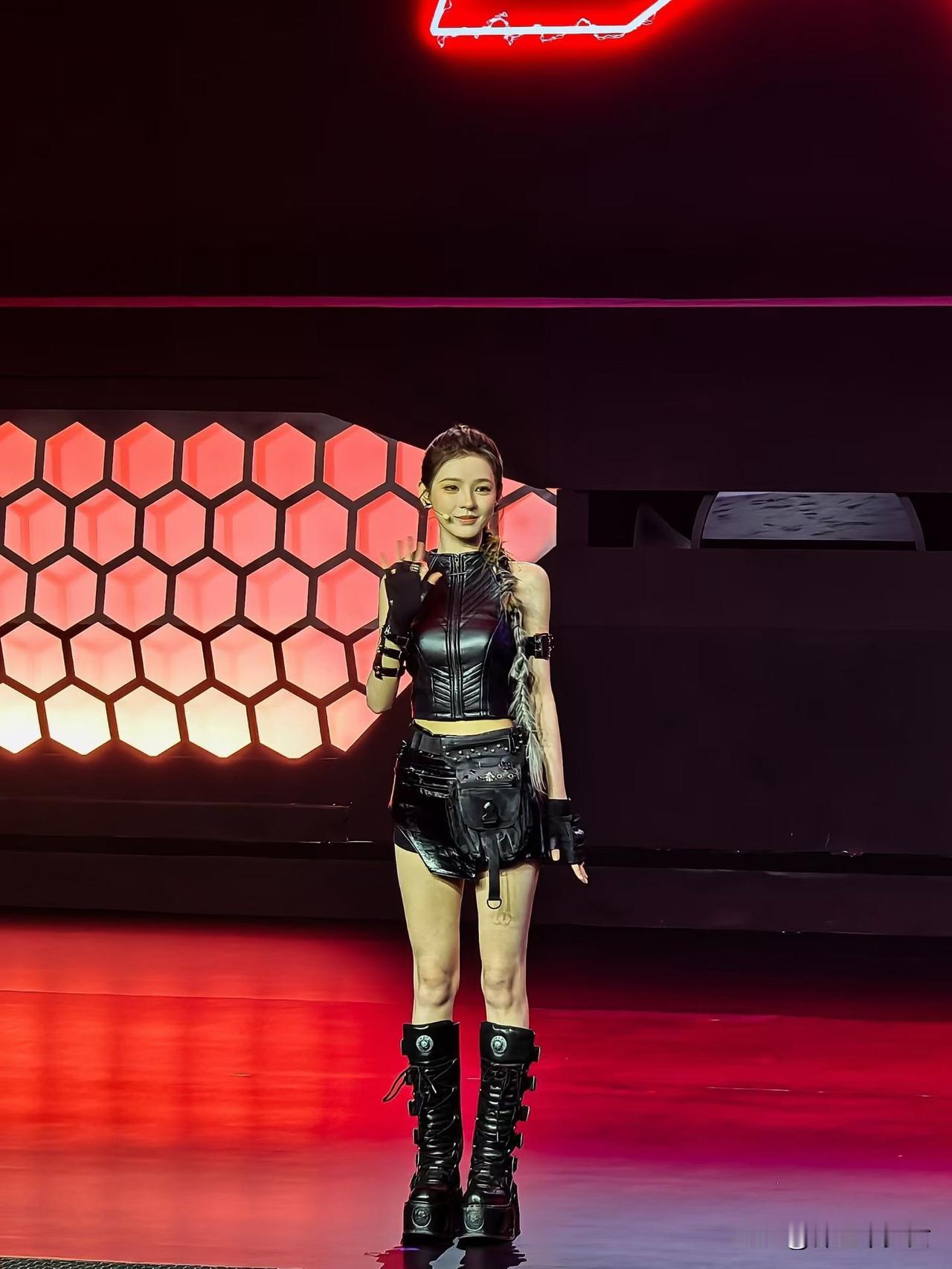 羡慕到活动现场的能见到荣耀WIN游戏本特邀指挥官张予曦，脸美身材棒～荣耀WIN系