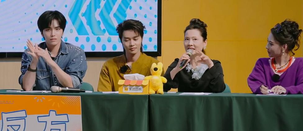 要不说何赛飞的嘴厉害呢，正好怼在了刘晓庆的痛点上！刘晓庆说自己之前几次婚姻一直都