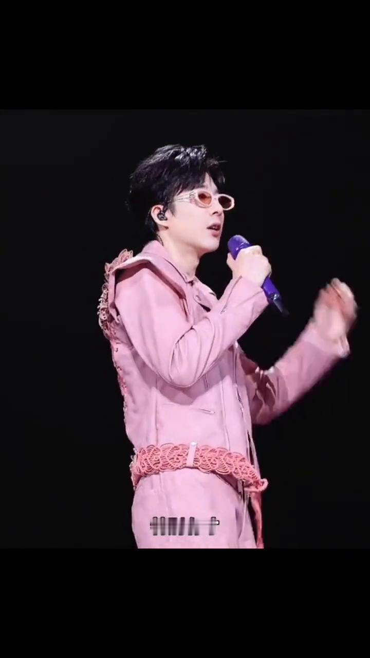 丹东舞王令人疯狂，刘宇宁南京演唱会直拍。
这个是不是还行？挺嗨的对不对？丹东舞王