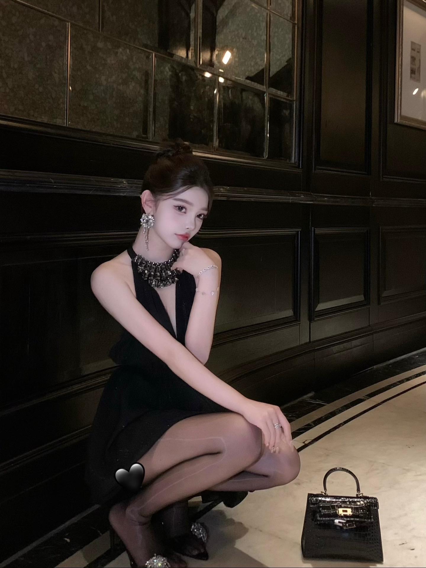 不是一见钟情 是第一次见面穿了包臀裙🖤。