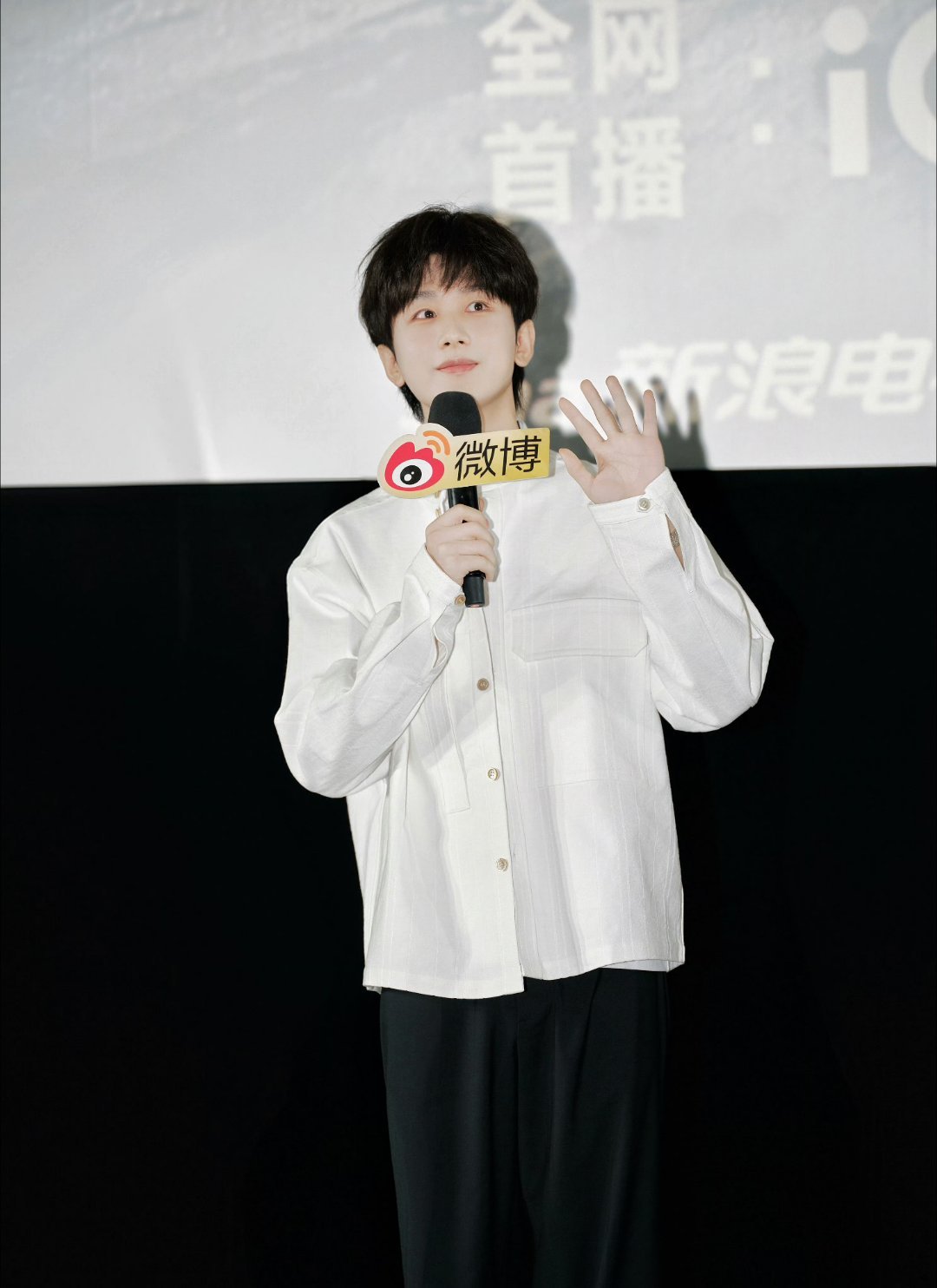 忽然感觉哥哥离自己近的时候一定要多看看他～翻相册去年剧宣去见了两次，现在看看当时