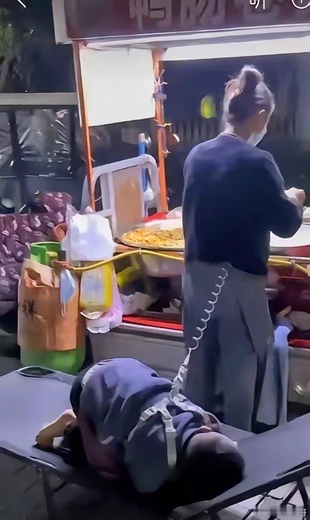 山东女子深夜带自闭症儿子摆摊，1男子试探着问：“我能免费吃碗凉皮吗？”女子愣了愣