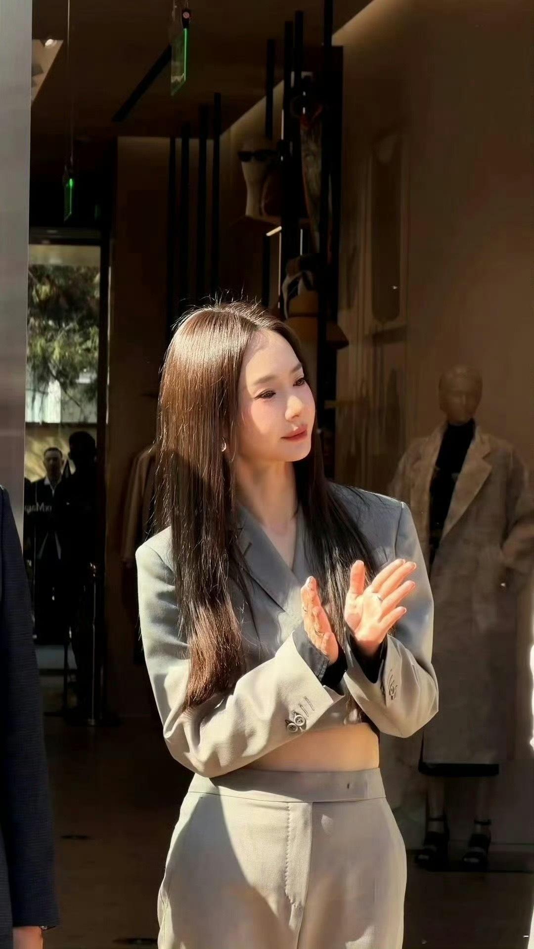 戚薇线下生图怼脸也毫无压力，愈发从容笃定的模样尽显格局底气，自带强大气场，出场即