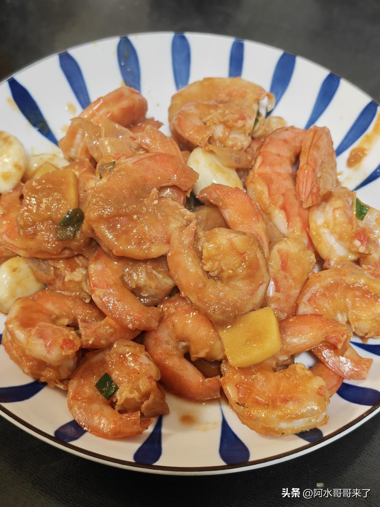 今天简单炒了三个小菜，茄汁大虾、黄瓜火腿片、清炒藕片！

简单三个菜花了50多，