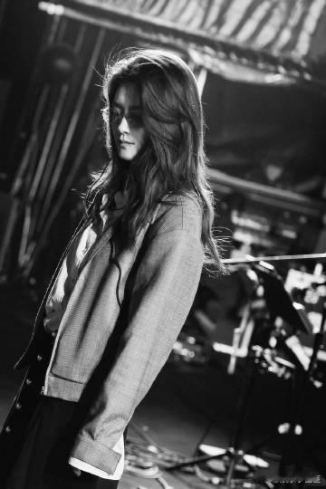 陈昊宇彩排照 泡泡岛音乐节彩排照来了，陈昊宇小眠酷帅上线，动作灵动帅气，舞台魅力