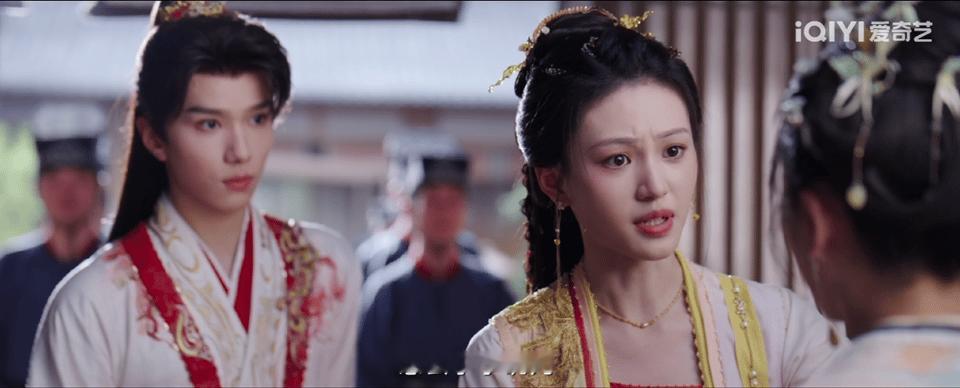 秦莞燕迟公主抱压迫感 燕迟查案归来，看到秦莞咳嗽还忙于事务，心疼化作公主抱，秦莞
