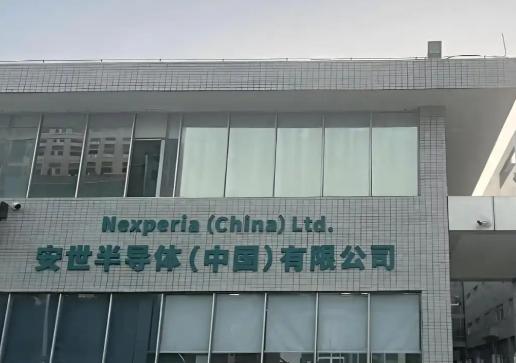 胡伟教授当众撂下大话中美关系恶化责任不在美国,111亿军售加3600亿关税事实全