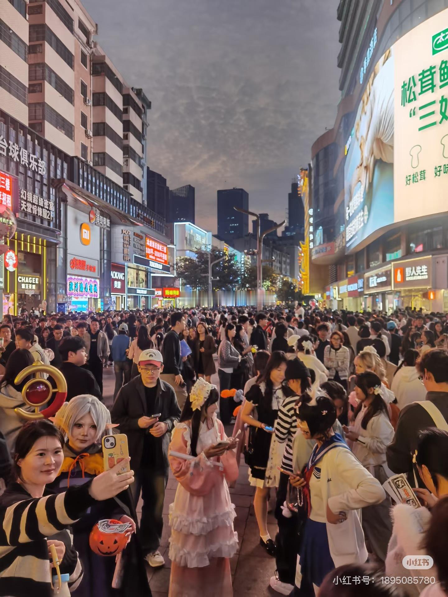 合肥商业最新消息此时此刻的淮河路步行街人挤人！今天天气舒服，不冷不热，合肥的步行