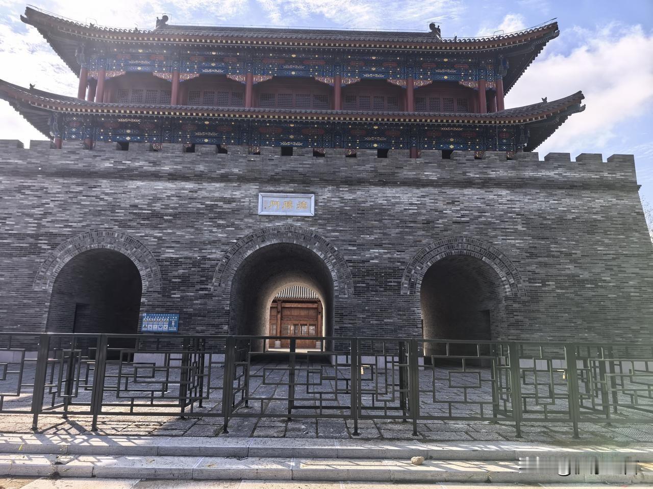 当时一窝蜂建的无数“古城”，大概都是这个样子。这其中有无数个“？”，令人憋屈。