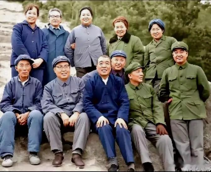 🍁1975年，陈永贵、钱学森、李敏、孔令华和大寨村劳动模范代表，在大寨虎头山前