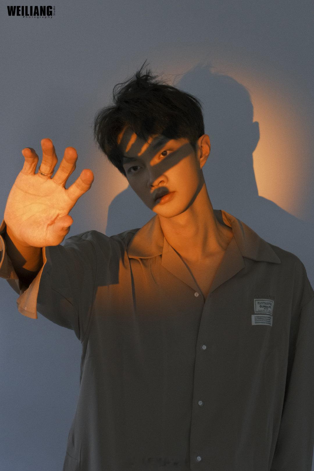 #微凉时光馆# #男生写真# #西安约拍[超话]# 房间里的黄昏 ​​​