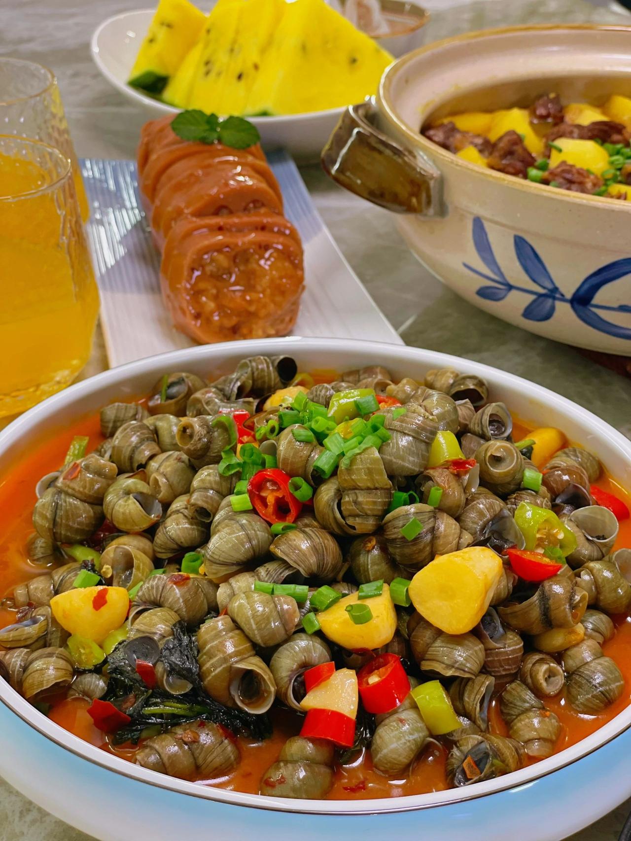 辣是疲惫生活的解药
今天做了两个超级辣的菜，不得不说，辣才是疲惫生活的解药，嗦着