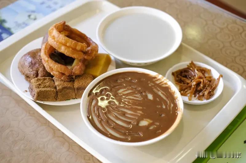 馆长体验老北京豆汁，这事儿一出来就勾起了我的好奇心。老北京豆汁这玩意儿，可是极具