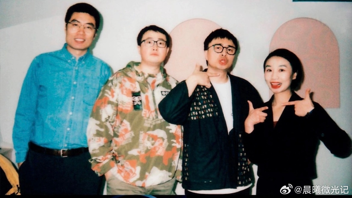 刘旸你在外面就这么赚钱的啊笑发财了，刘旸的钢管舞跳得也太给力了，而且丝毫不内耗！