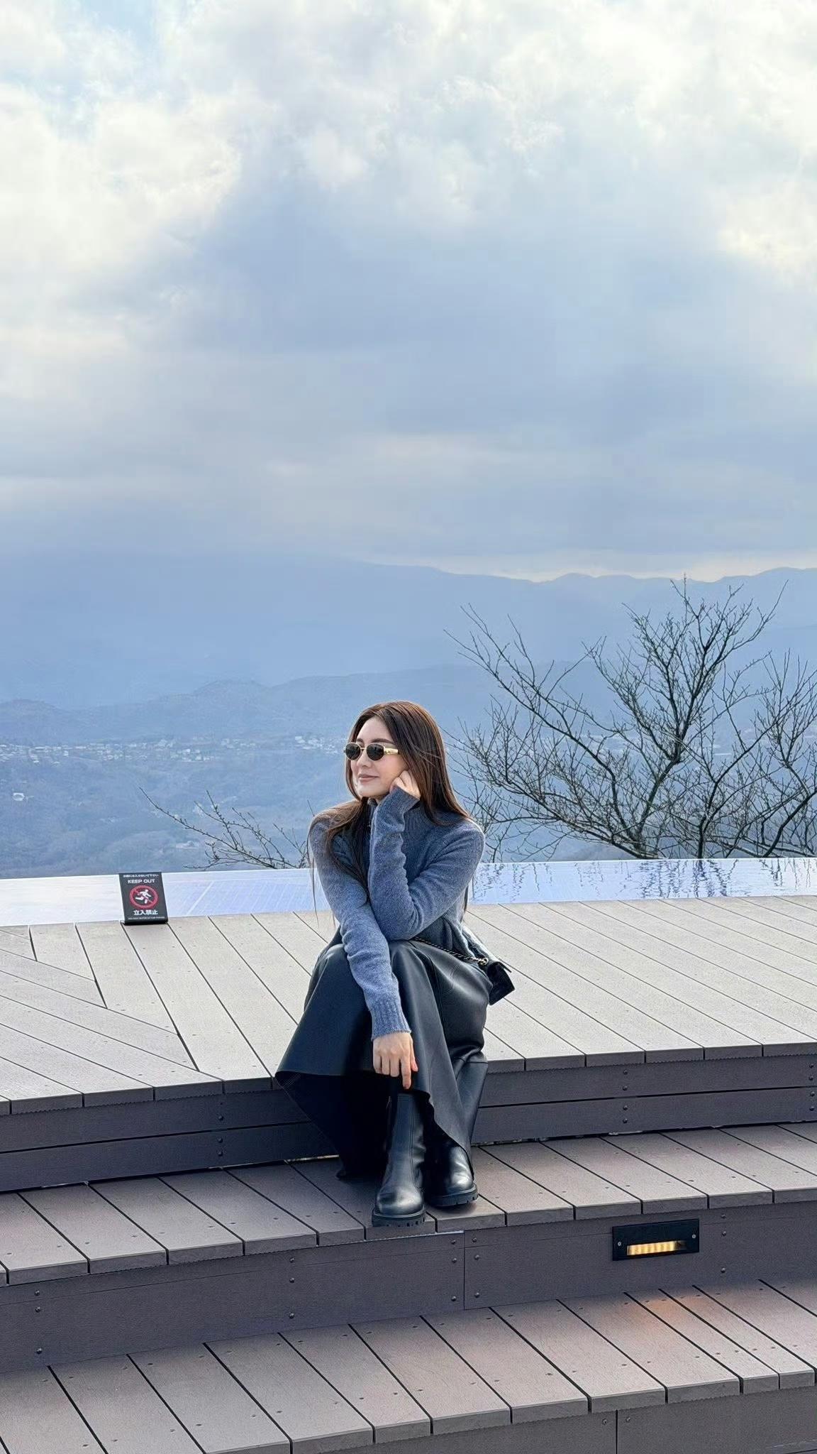 42岁的吴亚馨近日分享近况，透露已有一个2岁的孩子，并谈及中年育儿的经验。她表示