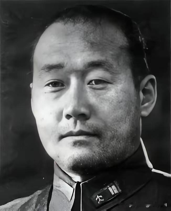 1948年，新三十二师被全歼后，国军三十五军军长鲁英麟不吃、不喝、不睡，他右手掂