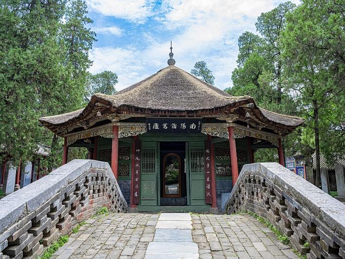 🔰三顾茅庐之地｜南阳卧龙岗武侯祠两大核心看点：诸葛草庐与《出师表》石刻

✨南