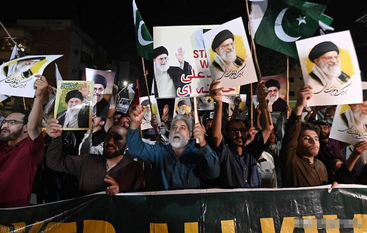 3月1日，美伊冲突的风险已经外溢，哈梅内伊去世的消息传出后，巴基斯坦民众怒发冲冠