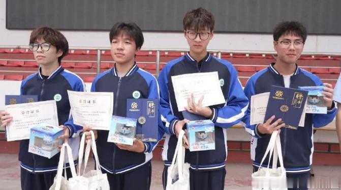 路遇摔伤老人台州五名少年交出急救满分答卷 近日三门，五名学生偶遇老人三轮车侧翻受