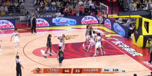 广东男篮上半场以56比41领先吉林男篮，场面上看是打得比较轻松，主要原因也是双方