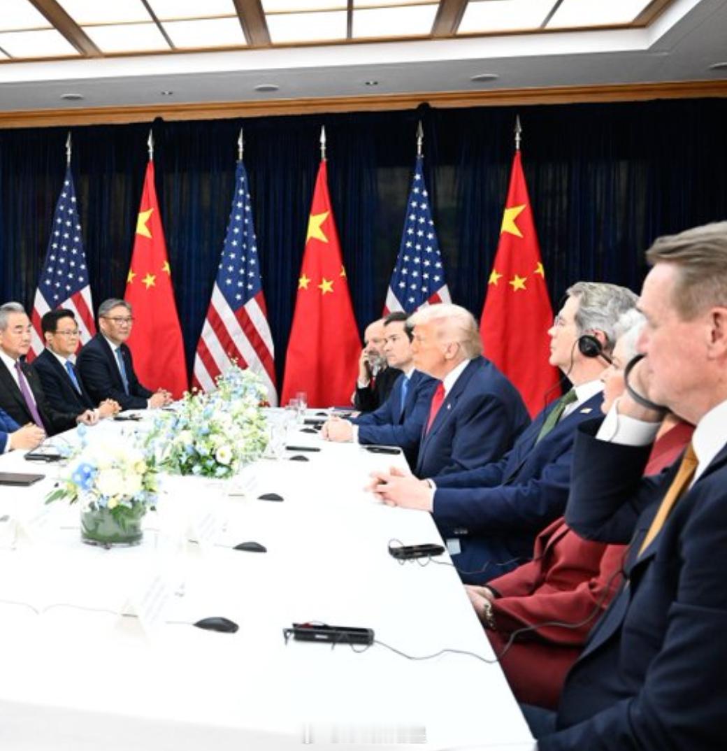 美方加征24%关税继续暂停一年 川普旁边是财长谁来着贝森特，差点说成贝索斯 ​​