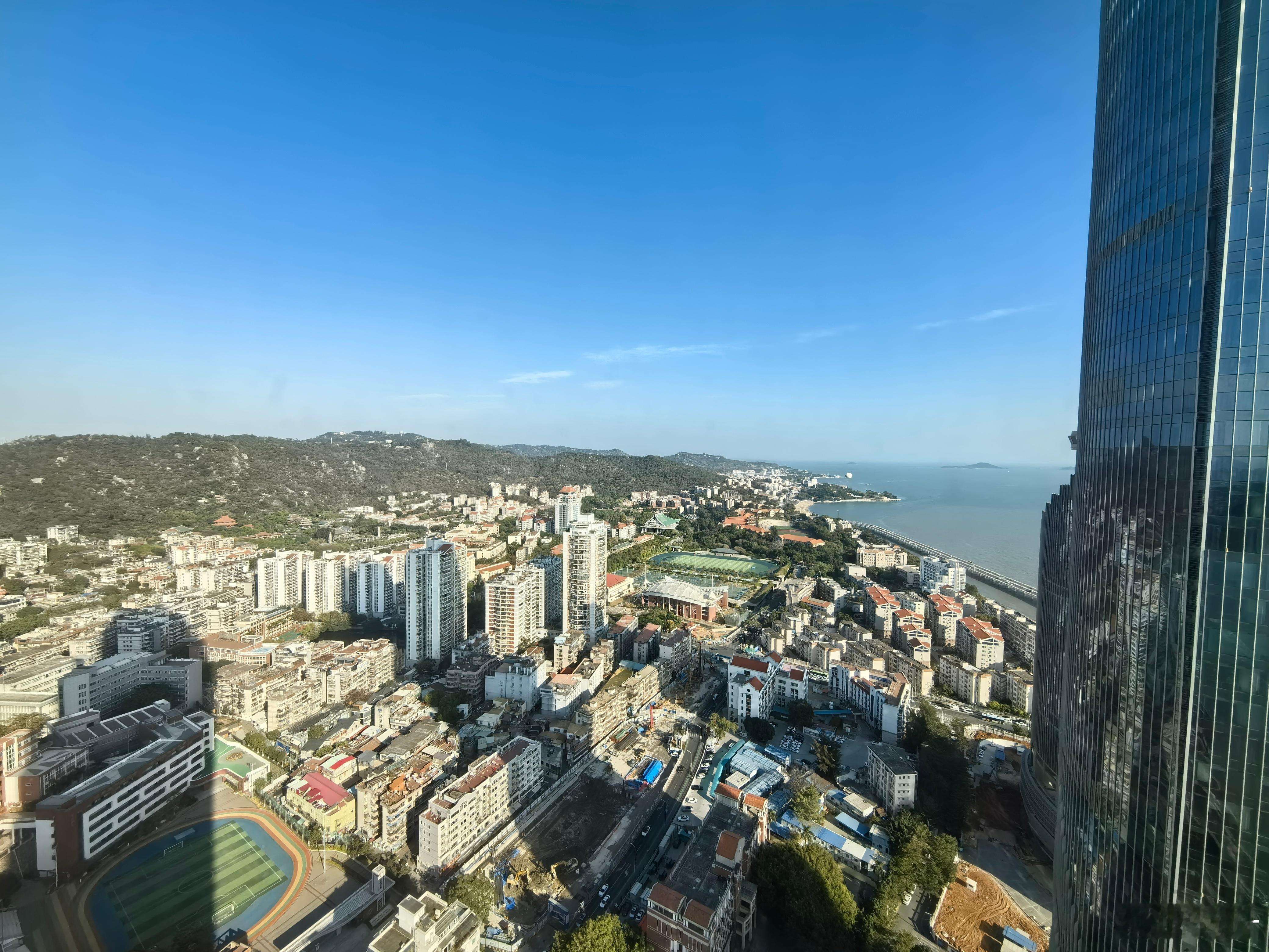 厦门的天如此湛蓝，此时的海峡也仍然风平浪静…此行的主要目的是寻找在这片土地上工作