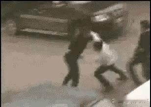 这才是真正的高手！
黑衣男子被十多个人追打中，他并没有慌乱和逃跑，采取的方式是防