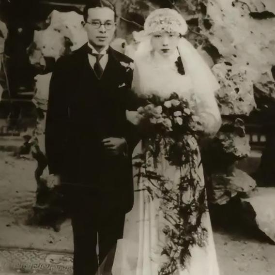 1939年，40岁的白兰花勾引宋霭龄23岁的儿子，在马尼拉成婚。宋霭龄气得浑身颤