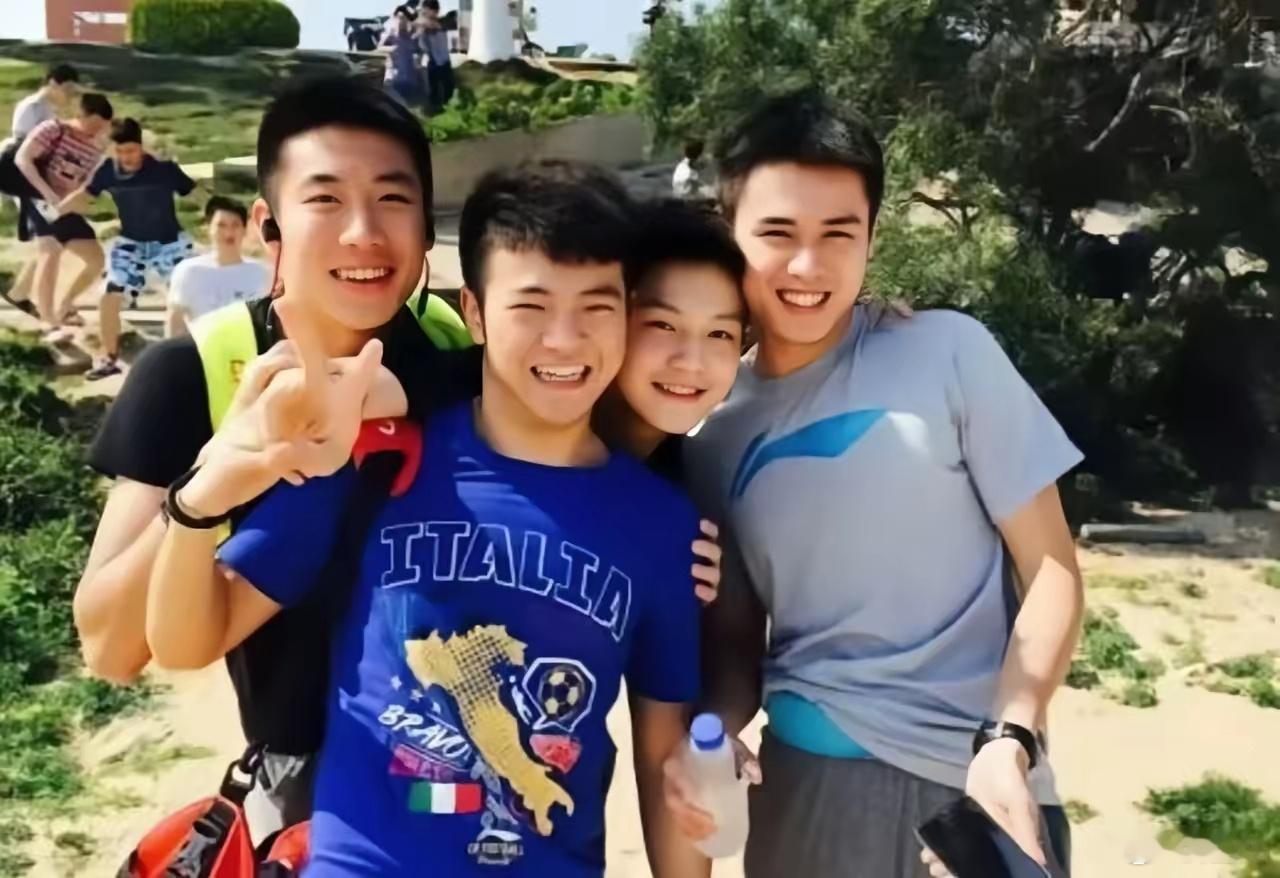 仔细看，这张四位帅哥的合照中有一个最可爱的乒乓球世界冠军！没错，他就是努力伸出头