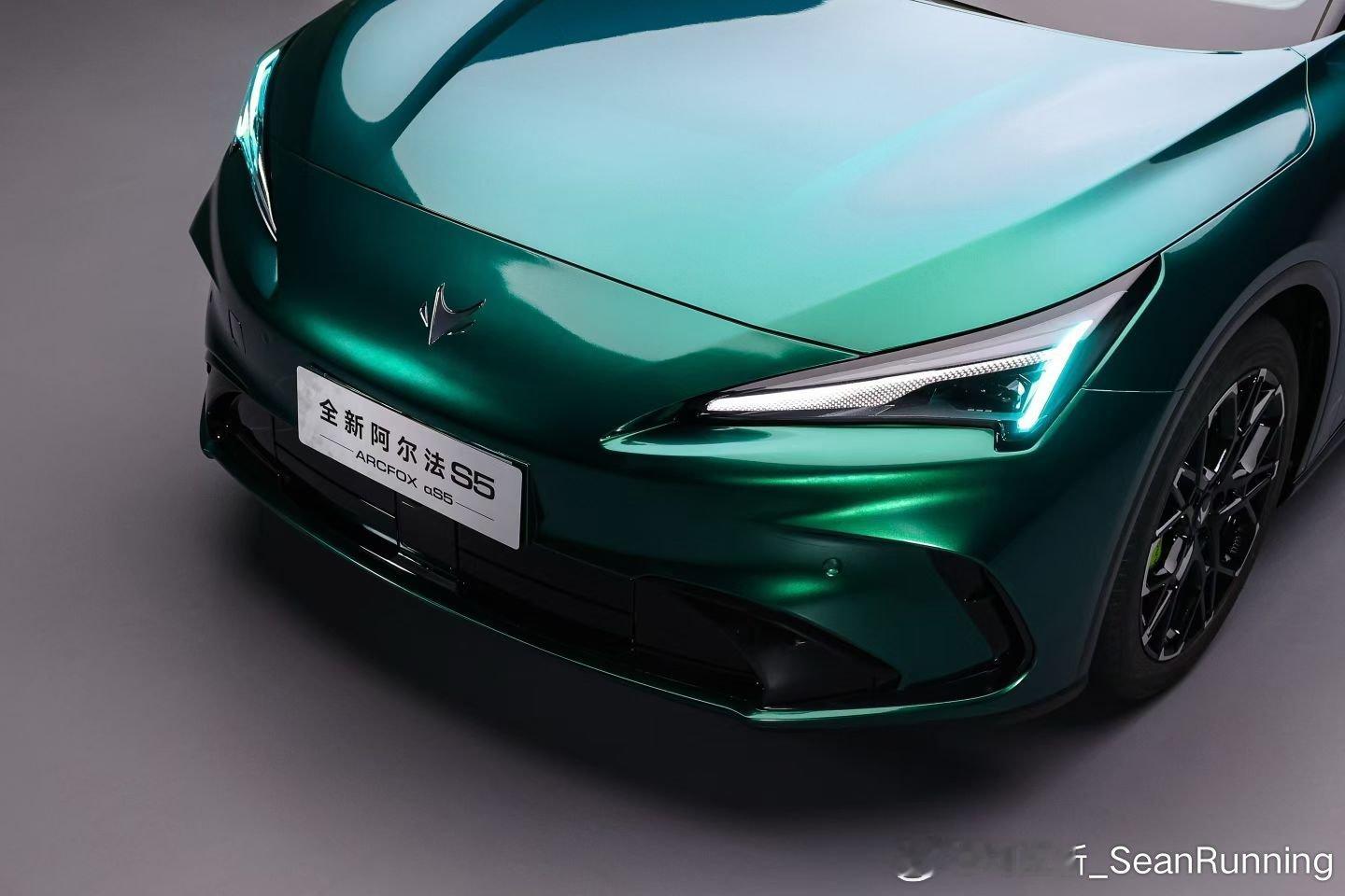 3月1日开启预售，搭载北汽元境智能辅助驾驶系统，配备了“智驾小蓝灯”的视觉提醒系