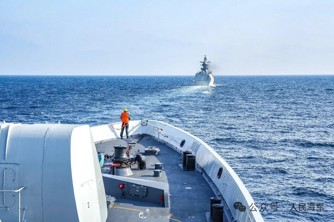 海上长城【酷帅！宁德舰，最新训练画面来了】近日，东部战区海军某护卫舰支队宁德舰与