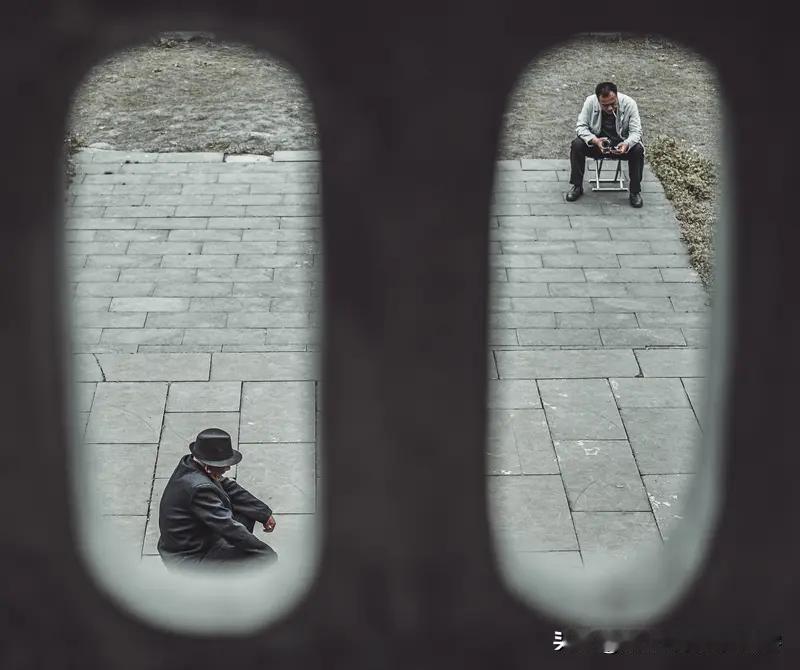 当今世界十大傻

第一傻：随便借钱给别人。

第二傻：熬夜成瘾。

第三傻：为面