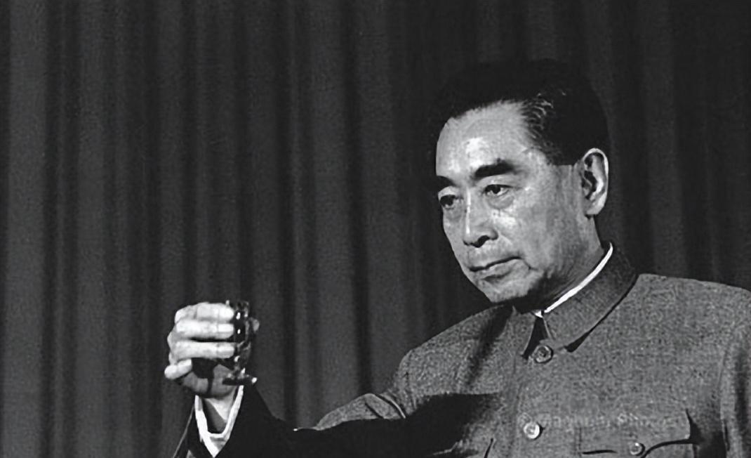 1973年周恩来在杭州餐馆用餐，结账时发现金额异常，随即要求工作人员再次前去补付