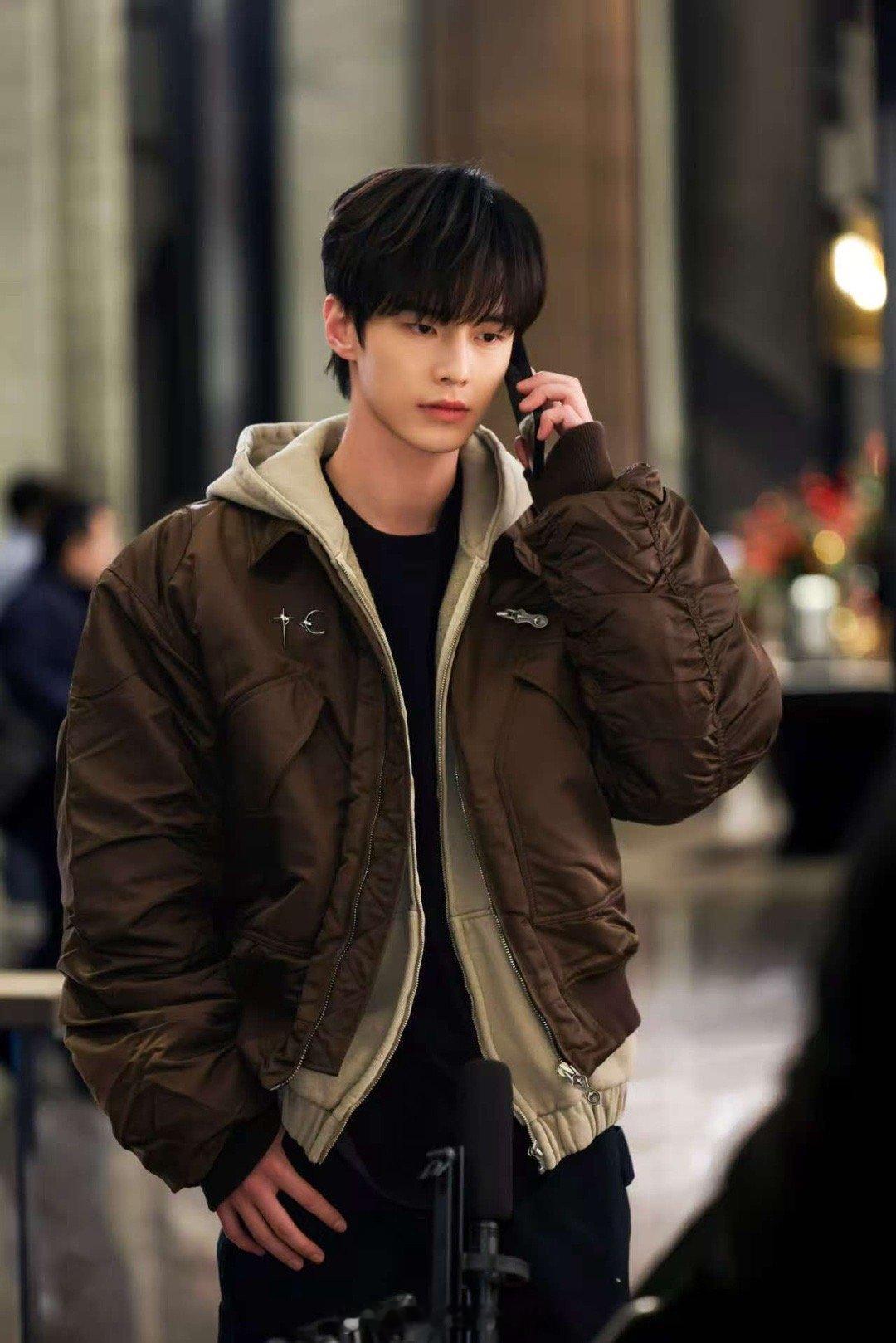 何与 单眼皮183长大衣韩剧味溢出了 快看何与如何用一件长大衣演绎韩剧男主！单眼