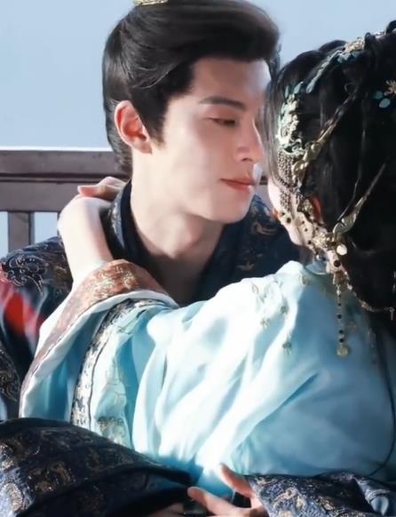 王鹤棣孟子义腿上吻 王鹤棣与孟子义在《将门独后》片场进行拍摄，两个镜头中的吻戏令