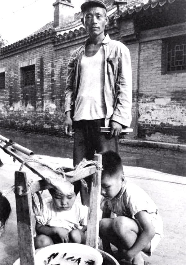 卖金鱼的小贩｜1956年