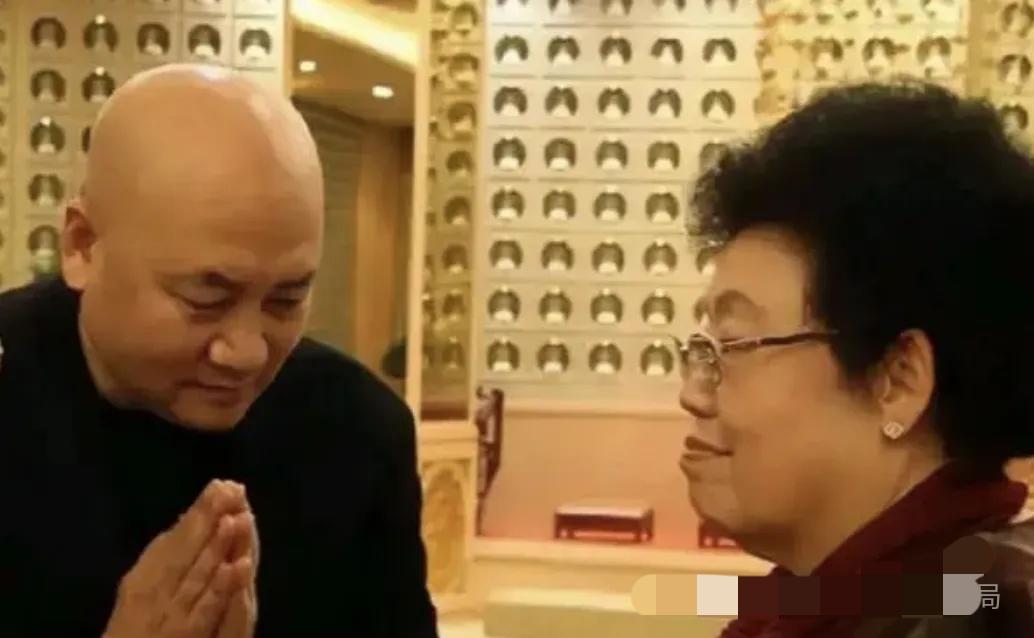 陈丽华去世遗嘱曝光，子女每人分得一百亿，剩下的全部留给丈夫迟重瑞。

常有人开玩