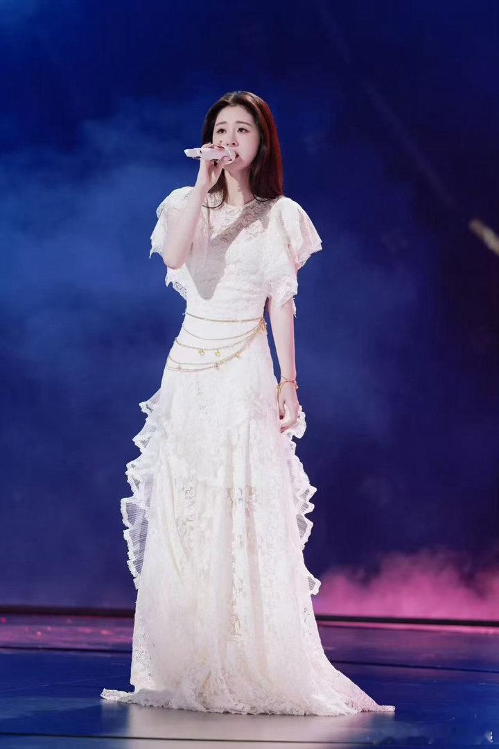 侯明昊张碧晨清唱雀骨OST炙光 张碧晨的声音真有魔力！清唱段落婉转又有厚度，每句