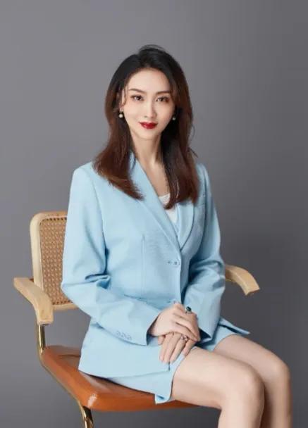 裴轶的个人基本信息简介，不知道大家发现一个细节没有，找了一圈都没有发现她的本科阶