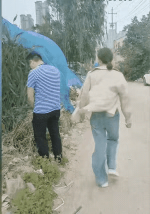 一个男的不讲武德，
在马路边小便 ，
这时，路过的一位妇女，
看不惯这种行为 ，
