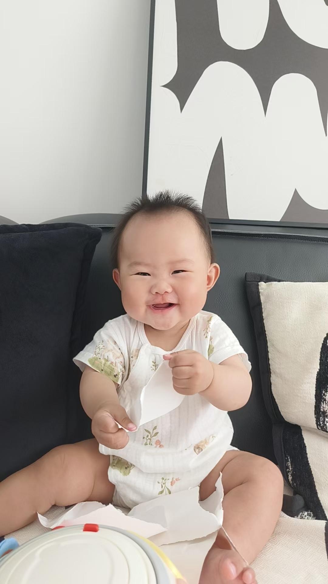 撕起纸来，怪高兴的！